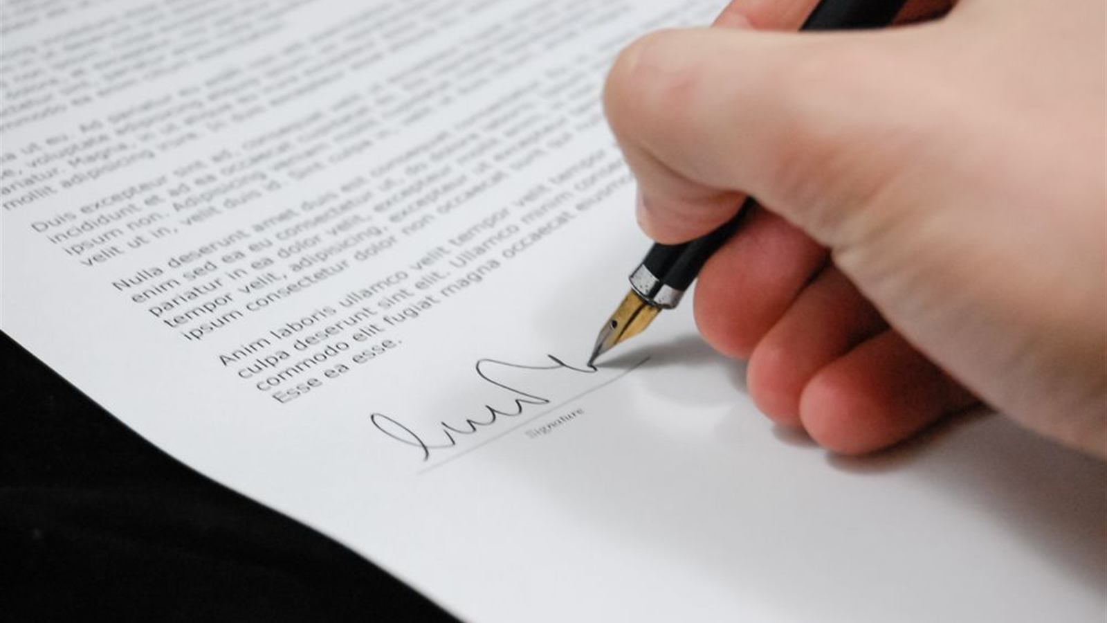 Unterschrift mit Füllfederhalter unter einem Vertragsdokument